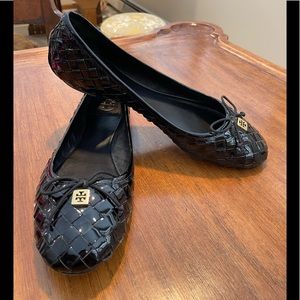 Tory Burch Black patten leather woven flat shoes